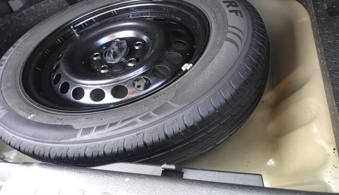 2022 Maruti BREZZA VXI SMART HYBRID, Petrol, Manual, 21,321 km, tyre