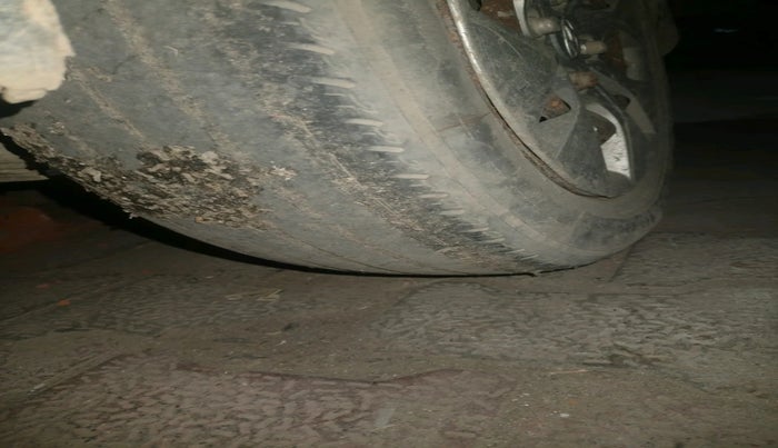 2018 Hyundai Xcent E, Petrol, Manual, 1,39,436 km, tyre