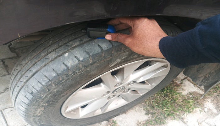 2016 Toyota Innova Crysta 2.8 ZX AT 7 STR, Diesel, Automatic, 2,81,553 km, tyre