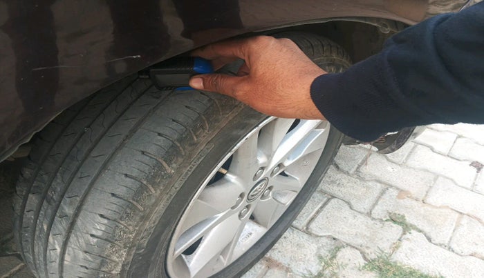 2016 Toyota Innova Crysta 2.8 ZX AT 7 STR, Diesel, Automatic, 2,81,553 km, tyre