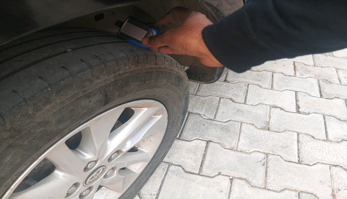 2016 Toyota Innova Crysta 2.8 ZX AT 7 STR, Diesel, Automatic, 2,81,553 km, tyre