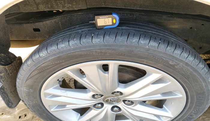 2015 Toyota Innova 2.5 GX 7 STR, Diesel, Manual, 91,883 km, tyre