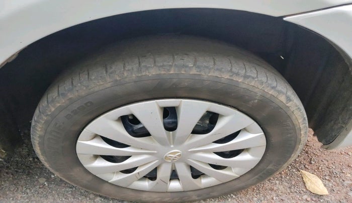 2014 Toyota Etios Liva G, Petrol, Manual, 1,41,634 km, tyre