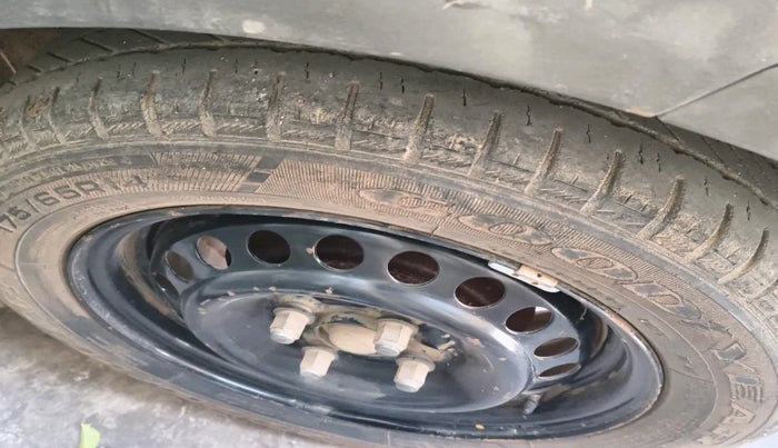 2013 Honda Brio S MT, Petrol, Manual, 1,00,000 km, tyre