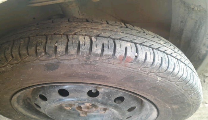 2011 Maruti Swift VXI, Petrol, Manual, 1,02,392 km, tyre