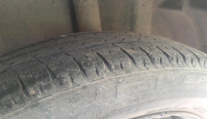 2011 Maruti Swift VXI, Petrol, Manual, 1,02,392 km, tyre