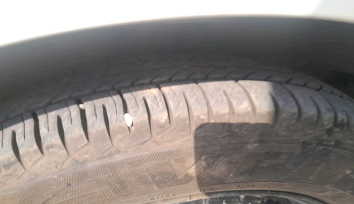 2011 Maruti Swift VXI, Petrol, Manual, 1,02,392 km, tyre