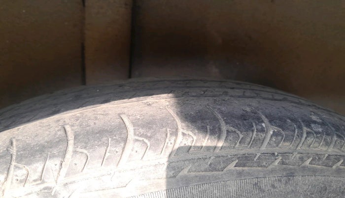 2011 Maruti Swift VXI, Petrol, Manual, 1,02,392 km, tyre