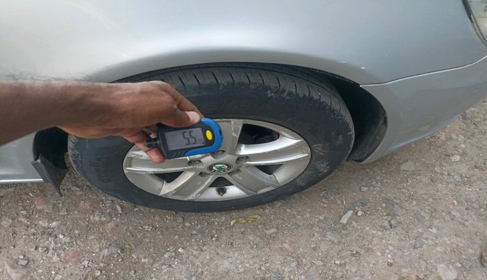 2012 Skoda Laura AMBITION 2.0 TDI CR MT, Diesel, Manual, 1,17,004 km, tyre