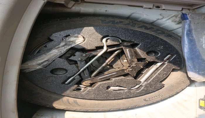 2021 Mahindra XUV300 W8 (O) 1.2 PETROL AMT, Petrol, Automatic, 1,18,793 km, tyre