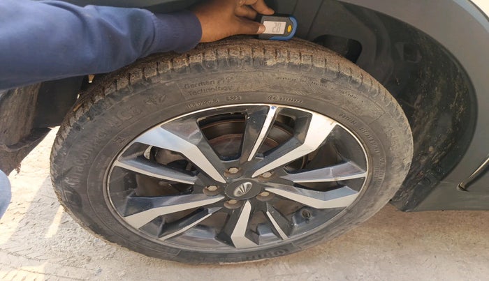 2021 Mahindra XUV300 W8 (O) 1.2 PETROL AMT, Petrol, Automatic, 1,18,793 km, tyre