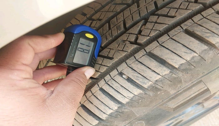 2012 Audi Q5 2.0 TDI QUATTRO, Diesel, Automatic, 2,82,207 km, tyre