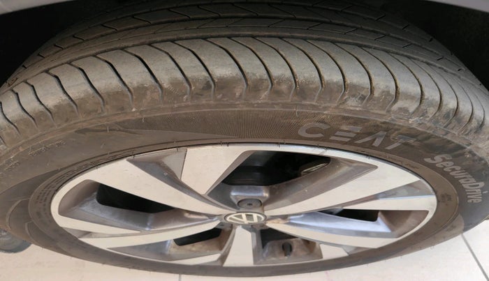 2025 Volkswagen TAIGUN TOPLINE 1.0 TSI AT, Petrol, Automatic, 1,744 km, tyre