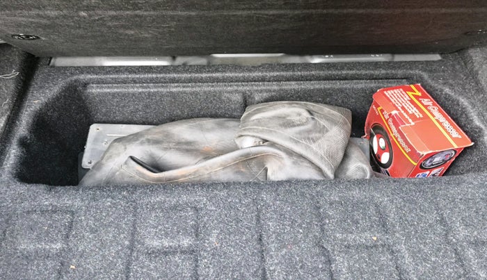 2012 BMW 3 Series 320D SPORTLINE, Diesel, Automatic, 1,15,437 km, tyre