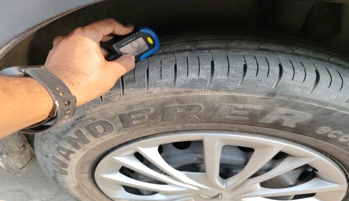 2022 Mahindra XUV700 AX 3 P AT 5 STR, Petrol, Automatic, 15,129 km, tyre