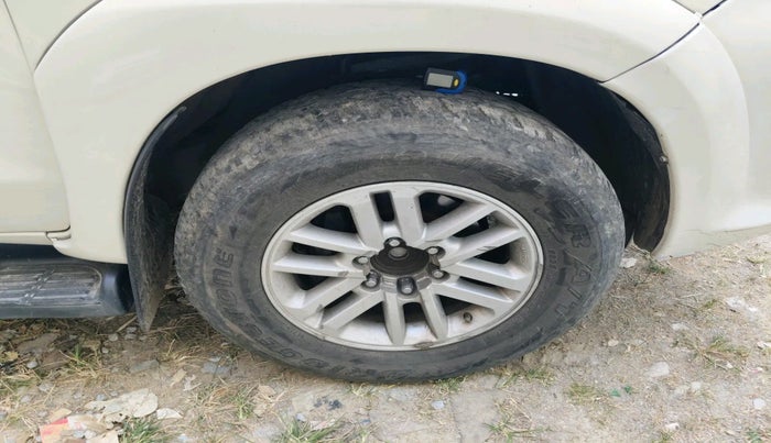 2013 Toyota Fortuner 3.0 4X2 AT, Diesel, Automatic, 1,28,966 km, tyre