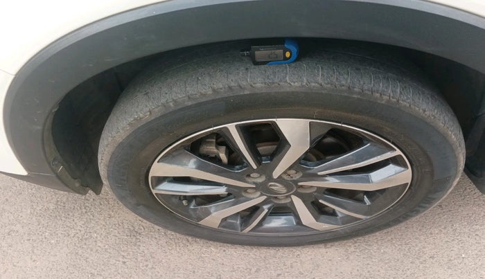 2020 Mahindra XUV300 W8 (O) 1.5 DIESEL, Diesel, Manual, 1,17,654 km, tyre