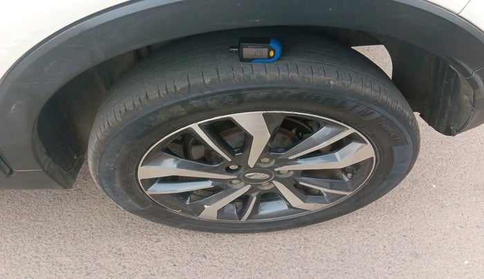 2020 Mahindra XUV300 W8 (O) 1.5 DIESEL, Diesel, Manual, 1,17,654 km, tyre