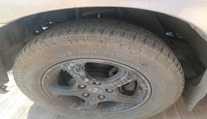 2007 Toyota Innova G4 2.0, Petrol, Manual, 2,14,104 km, tyre