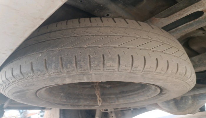 2007 Toyota Innova G4 2.0, Petrol, Manual, 2,14,104 km, tyre