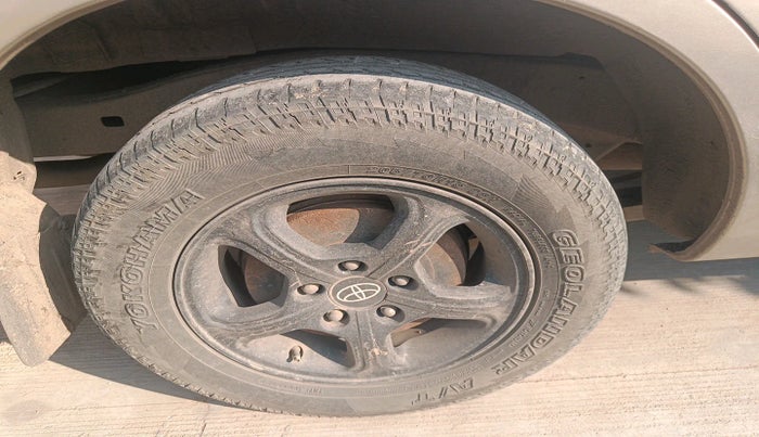 2007 Toyota Innova G4 2.0, Petrol, Manual, 2,14,104 km, tyre