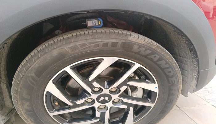 2025 Mahindra XUV 3XO AX5 1.5 Turbo Diesel, Diesel, Manual, 990 km, tyre