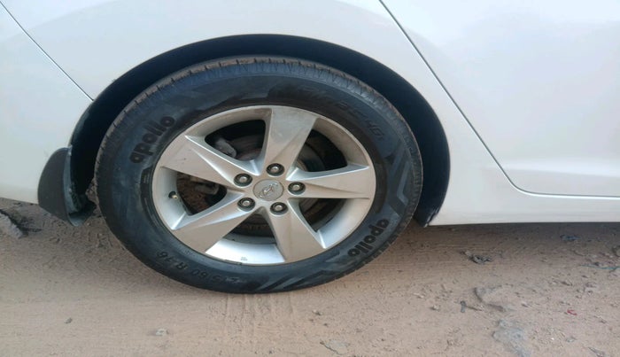 2012 Hyundai New Elantra 1.8 SX MT VTVT, Petrol, Manual, 70,142 km, tyre