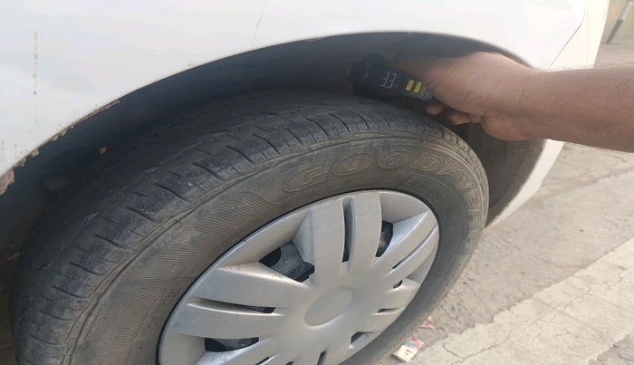 2017 Maruti Alto 800 LXI, Petrol, Manual, 1,41,456 km, tyre