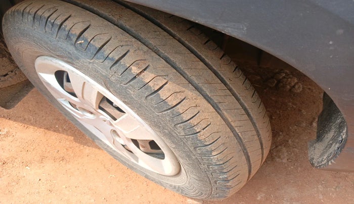 2015 Renault Kwid RXT 0.8, Petrol, Manual, 99,869 km, tyre