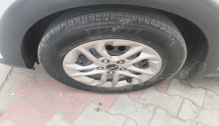 2023 KIA CARENS PRESTIGE 1.5 DIESEL IMT 7 STR, Diesel, Manual, 18,618 km, tyre