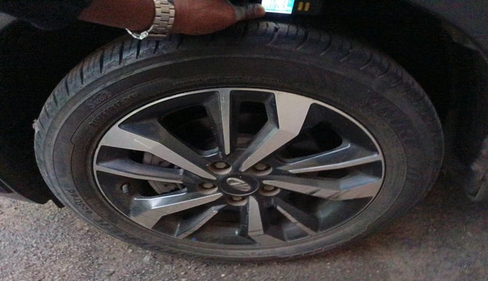 2021 Mahindra XUV300 W8 (O) 1.2 PETROL AMT, Petrol, Automatic, 14,016 km, tyre