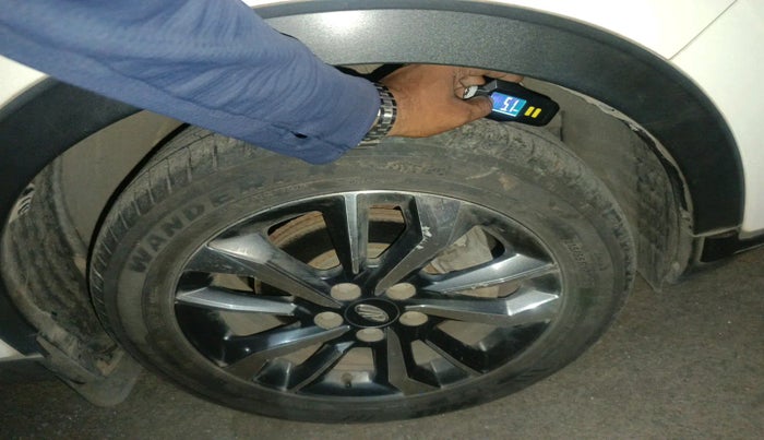 2021 Mahindra XUV300 W8 (O) 1.2 PETROL AMT, Petrol, Automatic, 14,016 km, tyre