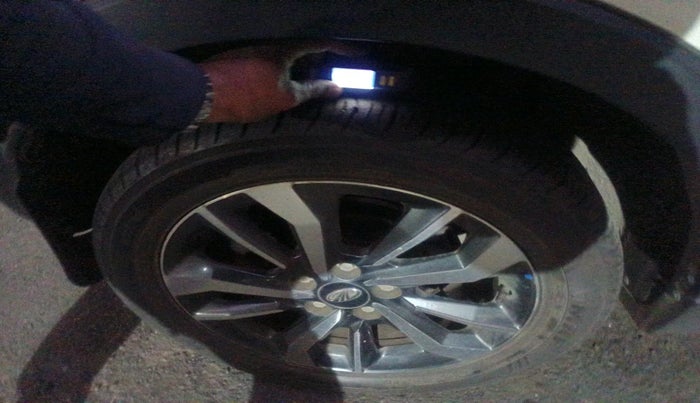 2021 Mahindra XUV300 W8 (O) 1.2 PETROL AMT, Petrol, Automatic, 14,016 km, tyre