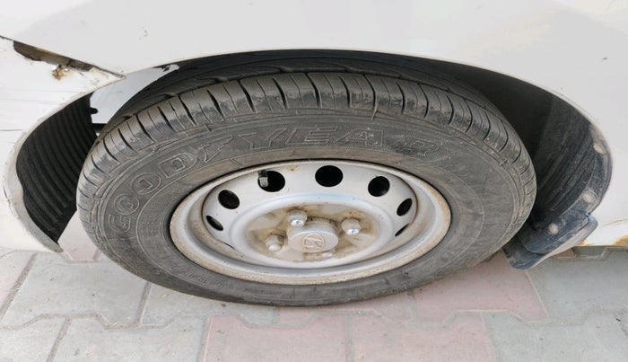 2017 Hyundai Eon ERA +, Petrol, Manual, 52,995 km, tyre