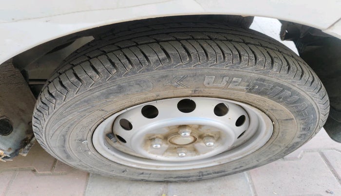 2017 Hyundai Eon ERA +, Petrol, Manual, 52,995 km, tyre