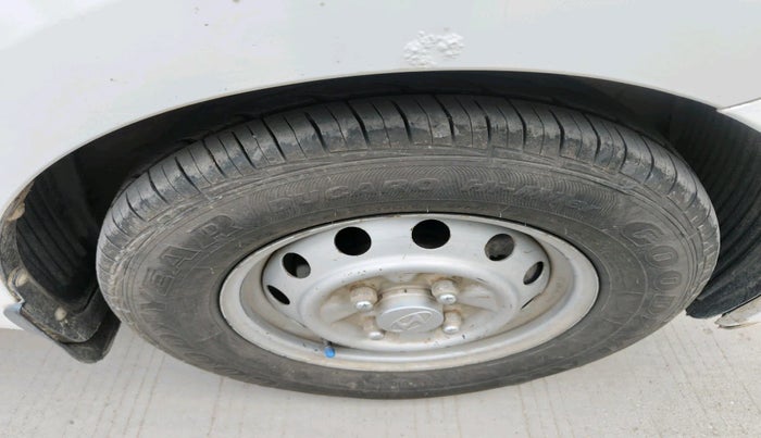 2017 Hyundai Eon ERA +, Petrol, Manual, 52,995 km, tyre