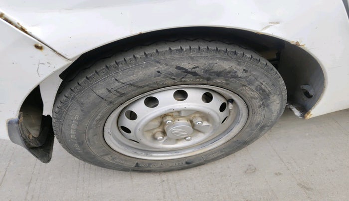 2017 Hyundai Eon ERA +, Petrol, Manual, 52,995 km, tyre