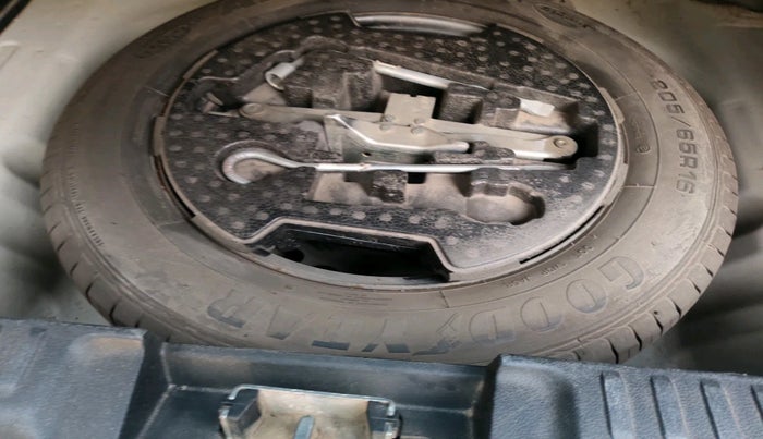 2021 Maruti Vitara Brezza LXI, Petrol, Manual, 80,390 km, tyre