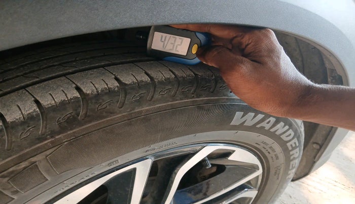 2024 KIA CARENS PRESTIGE PLUS 1.5 PETROL IMT 7 STR, Petrol, Manual, 20,696 km, tyre