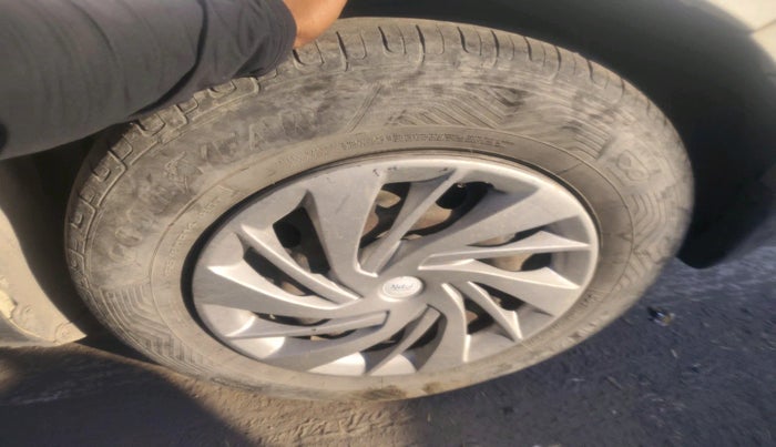 2015 Maruti Swift Dzire VXI, Petrol, Manual, 1,03,123 km, tyre