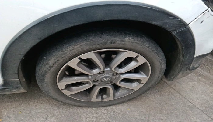 2015 Hyundai i20 Active 1.2 SX, Petrol, Manual, 1,10,384 km, tyre