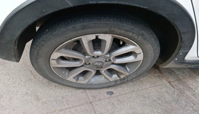 2015 Hyundai i20 Active 1.2 SX, Petrol, Manual, 1,10,384 km, tyre