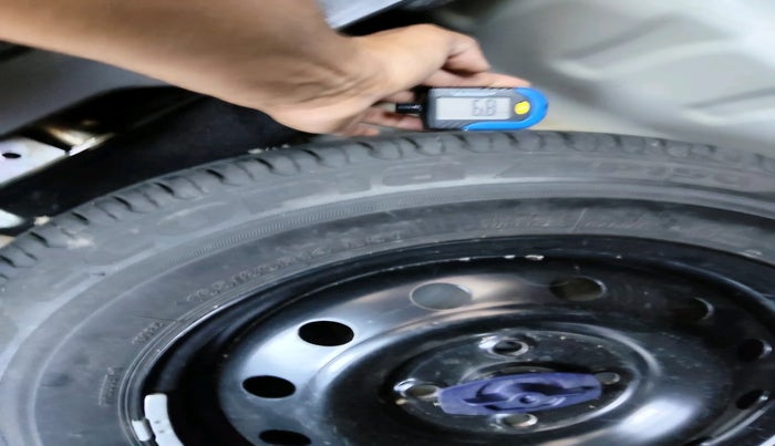 2017 Maruti Dzire VXI AMT, Petrol, Automatic, 1,16,030 km, tyre