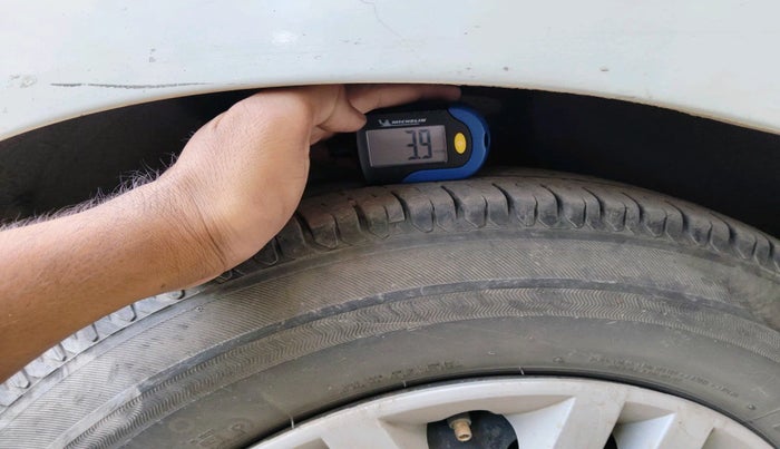 2017 Maruti Dzire VXI AMT, Petrol, Automatic, 1,16,030 km, tyre