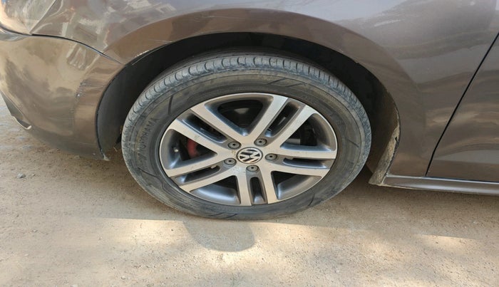 2012 Volkswagen Jetta HIGHLINE TDI AT, Diesel, Automatic, 1,89,341 km, tyre