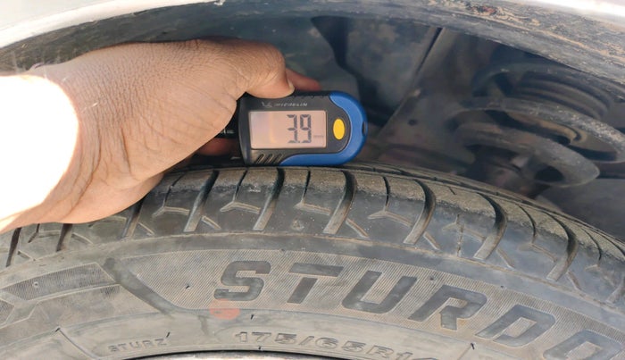 2012 Ford Figo TITANIUM 1.2 PETROL, Petrol, Manual, 1,05,091 km, tyre