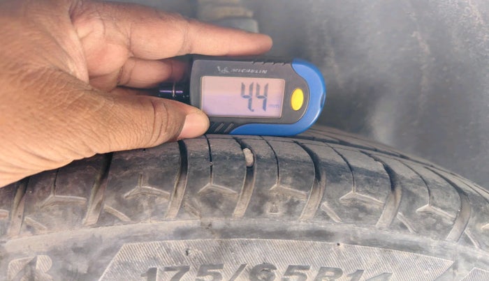 2012 Ford Figo TITANIUM 1.2 PETROL, Petrol, Manual, 1,05,091 km, tyre