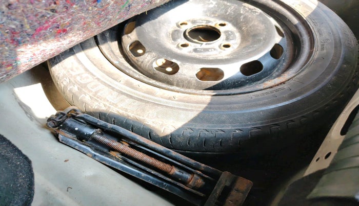 2012 Ford Figo TITANIUM 1.2 PETROL, Petrol, Manual, 1,05,091 km, tyre