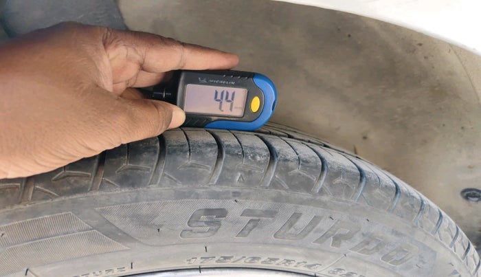 2012 Ford Figo TITANIUM 1.2 PETROL, Petrol, Manual, 1,05,091 km, tyre