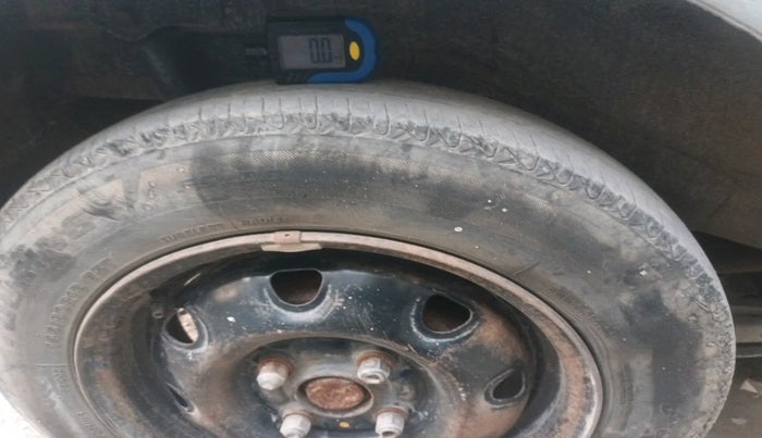 2011 Maruti Wagon R 1.0 LXI CNG, Petrol, Manual, 1,80,584 km, tyre